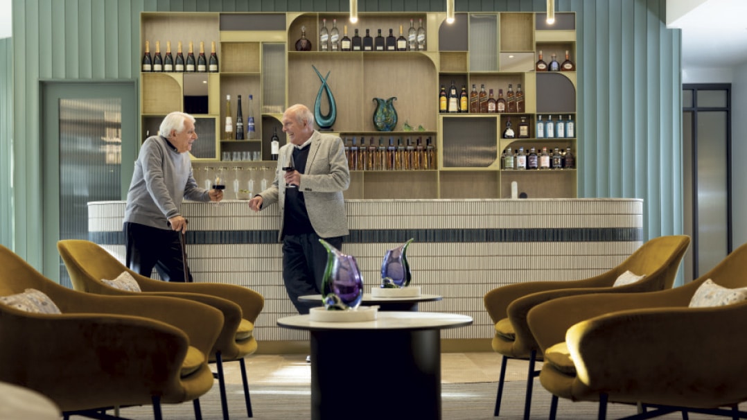Morgan Glen Iris - two men at the bar